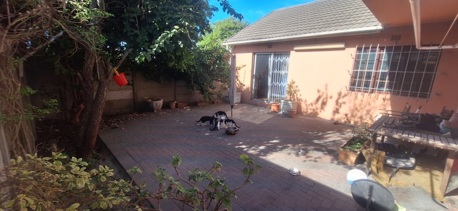 4 Bedroom Property for Sale in London Village Western Cape